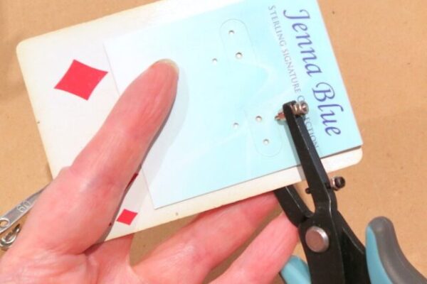 Vintage Nähmaschine zum Ohrringe-Halter upcyceln: Schritt-für-Schritt-Anleitung