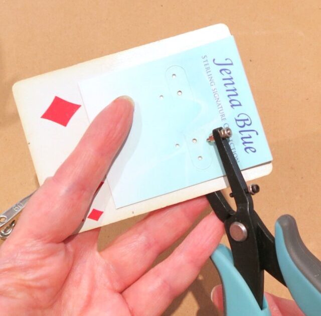 Vintage Nähmaschine zum Ohrringe-Halter upcyceln: Schritt-für-Schritt-Anleitung