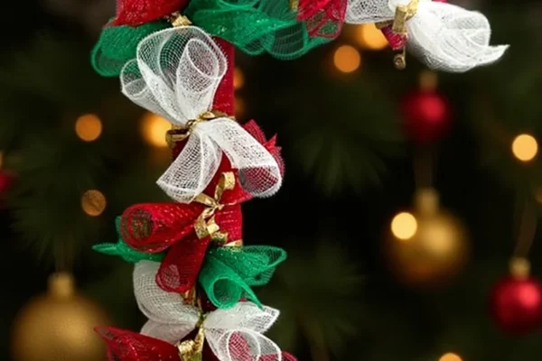 DIY Weihnachtsdekoration: Der Candy Cane Mesh Wreath im Check