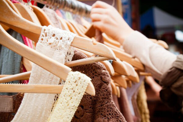 Wie man mit Secondhand-Kleidung auf dem Flohmarkt bis zu 30€ pro Stunde verdient