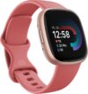 Fitbit Google Versa 4 Smartwatch Fitness-Tracker, inklusive 3-monatiger Google Health Premium-Mitgliedschaft, 6 Tage Akkulaufzeit – kompatibel mit Android/iOS, Sandrosa/Aluminium in Kupferrosa