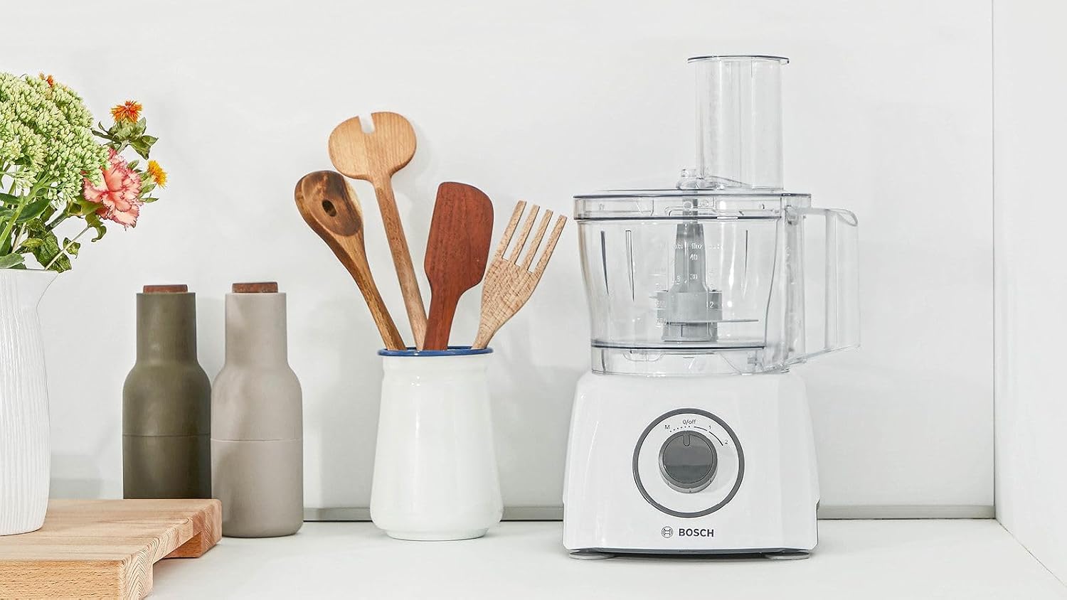 Bosch Kompakt-Küchenmaschine MultiTalent 3, 20 Funktionen, Rührschüssel 2,3 L, Universalmesser, Schneid-Raspel-Wendescheibe, Schlagscheibe (Sahne), Einfüllhilfe, Deckel, 800 W, weiß, MCM3100W – Bild 3